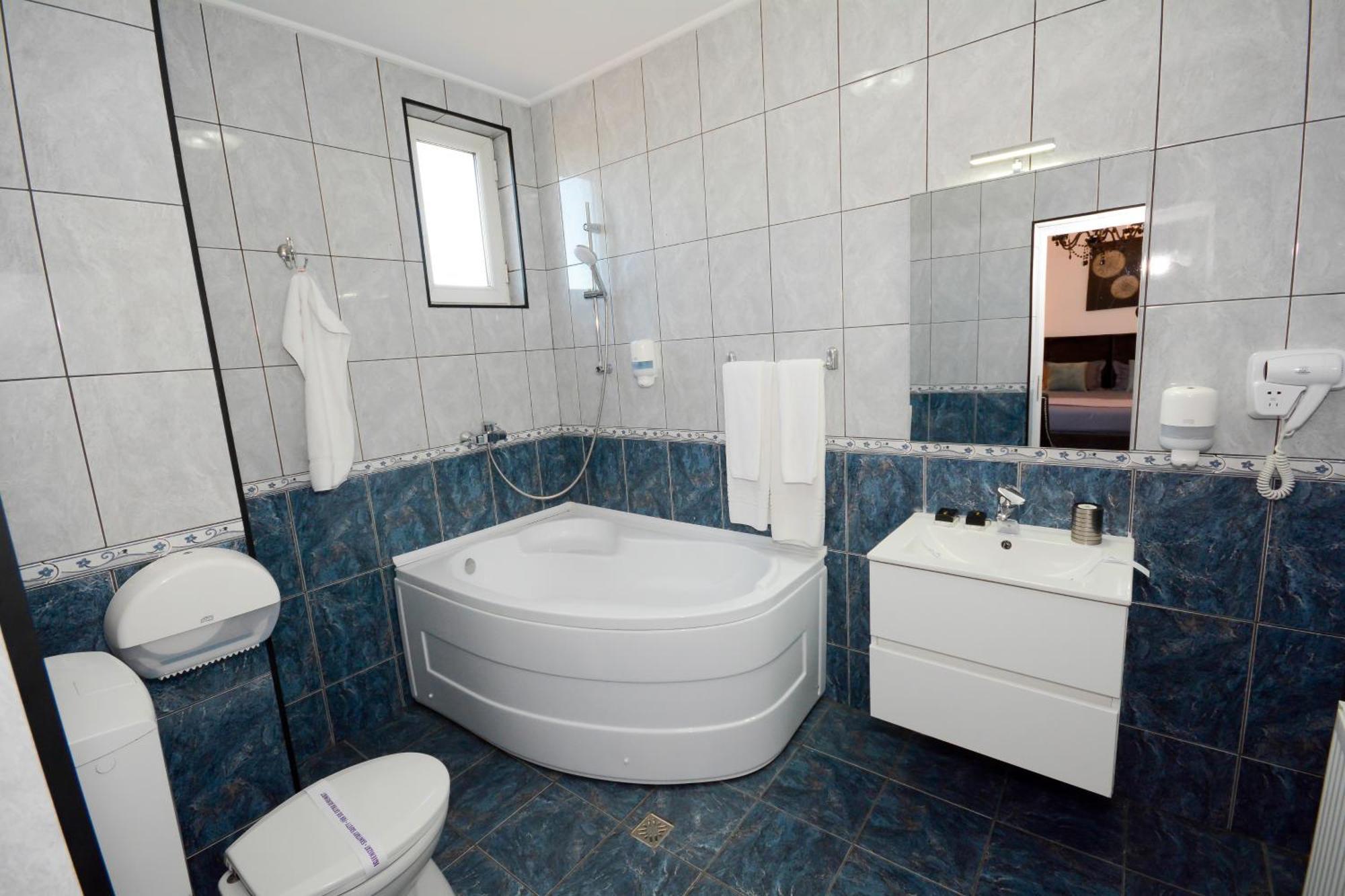 Hotel Andre'S Крайова Экстерьер фото