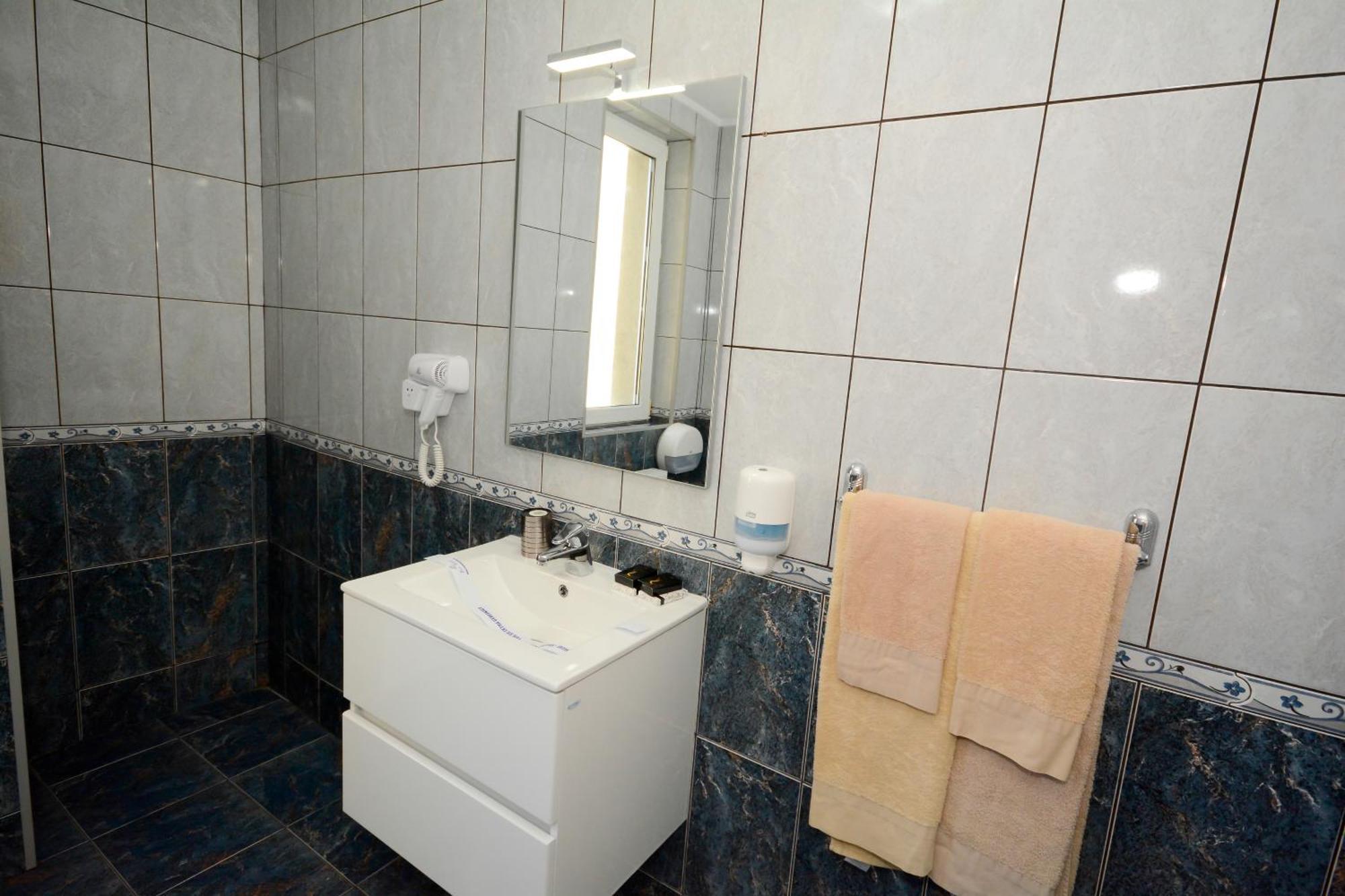 Hotel Andre'S Крайова Экстерьер фото