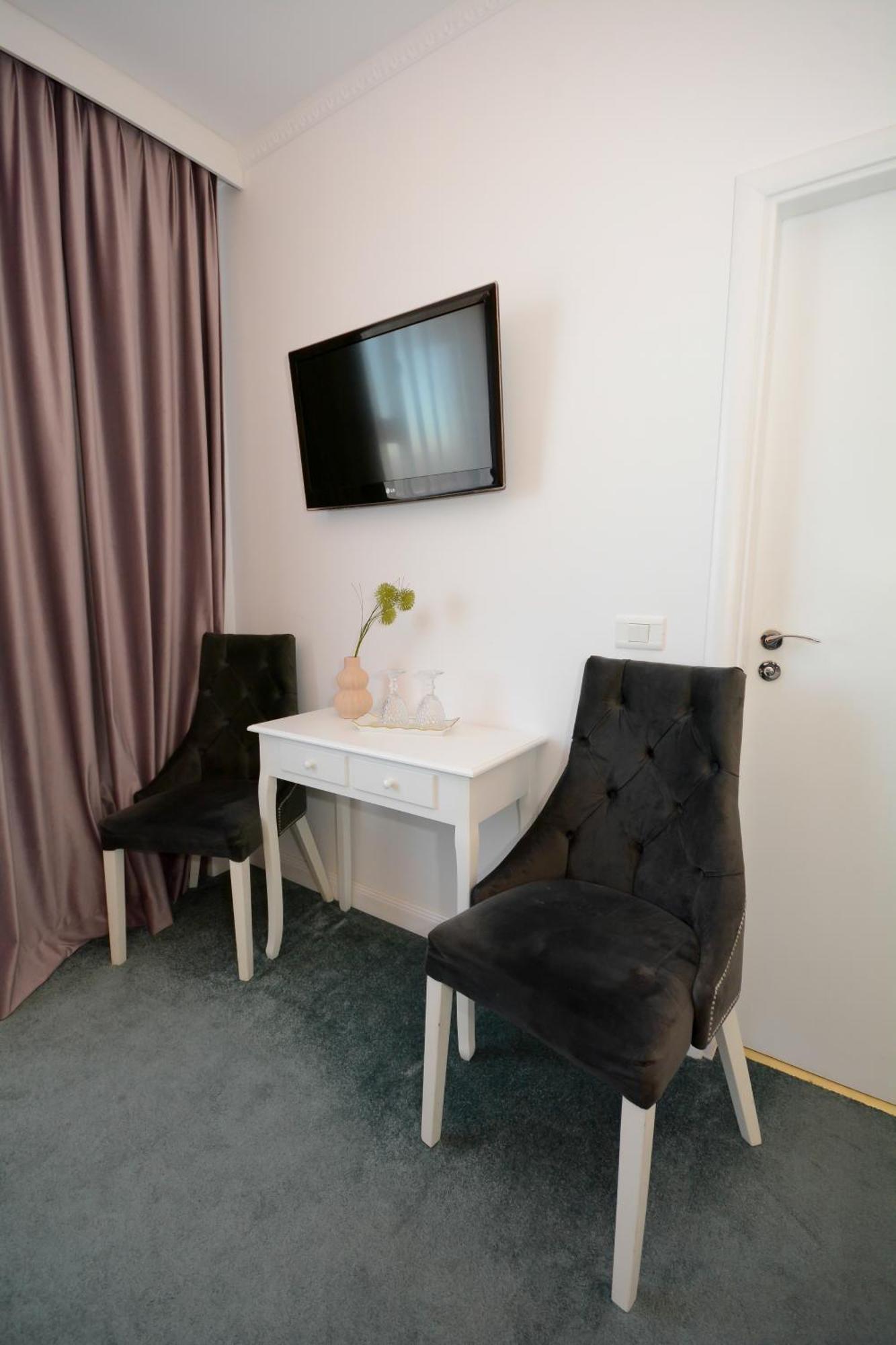 Hotel Andre'S Крайова Экстерьер фото