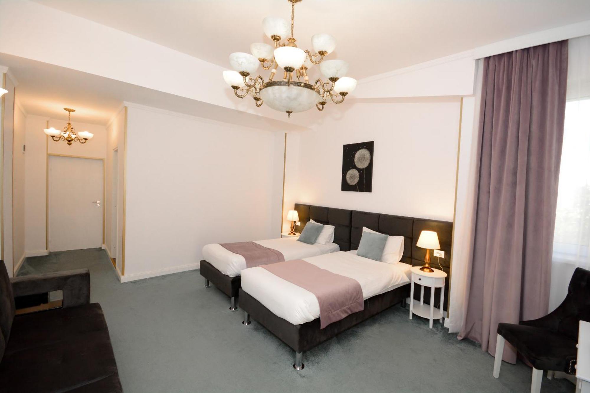 Hotel Andre'S Крайова Экстерьер фото