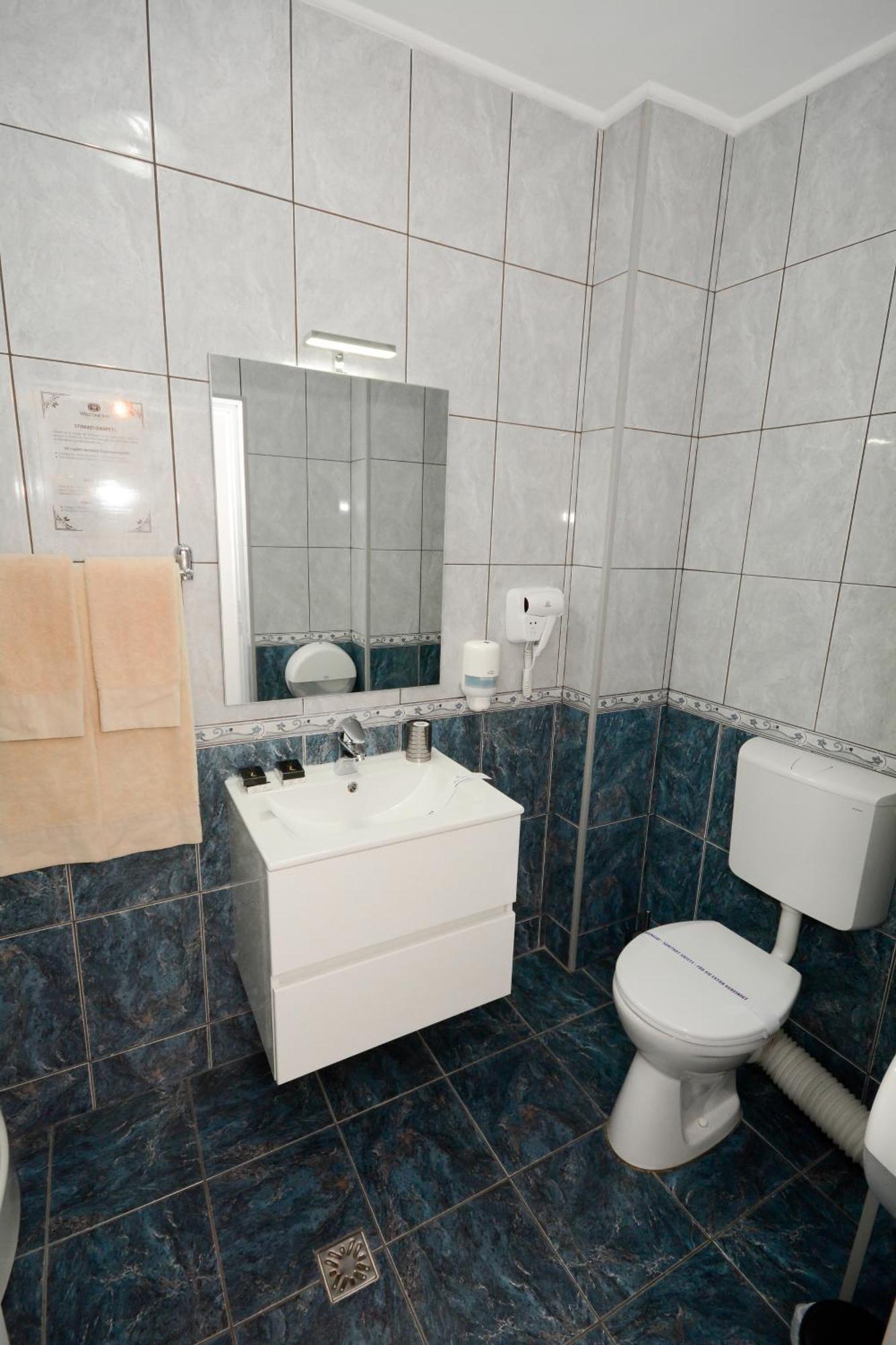 Hotel Andre'S Крайова Экстерьер фото