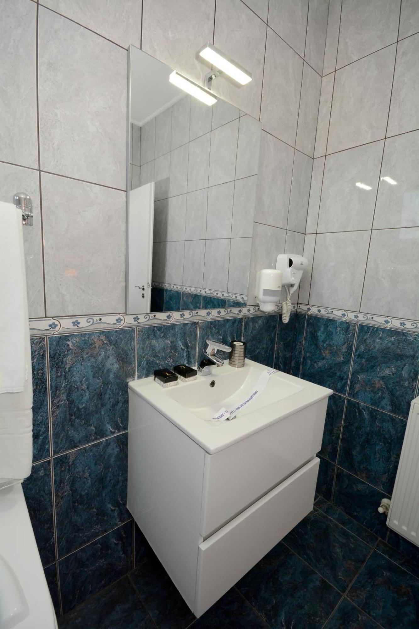 Hotel Andre'S Крайова Экстерьер фото