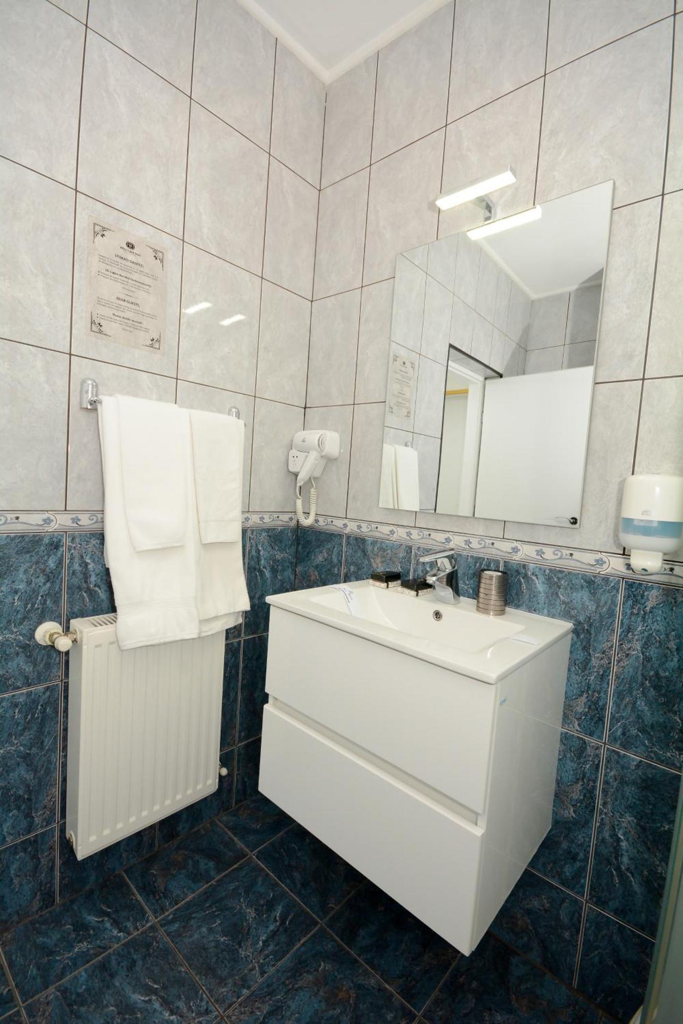 Hotel Andre'S Крайова Экстерьер фото
