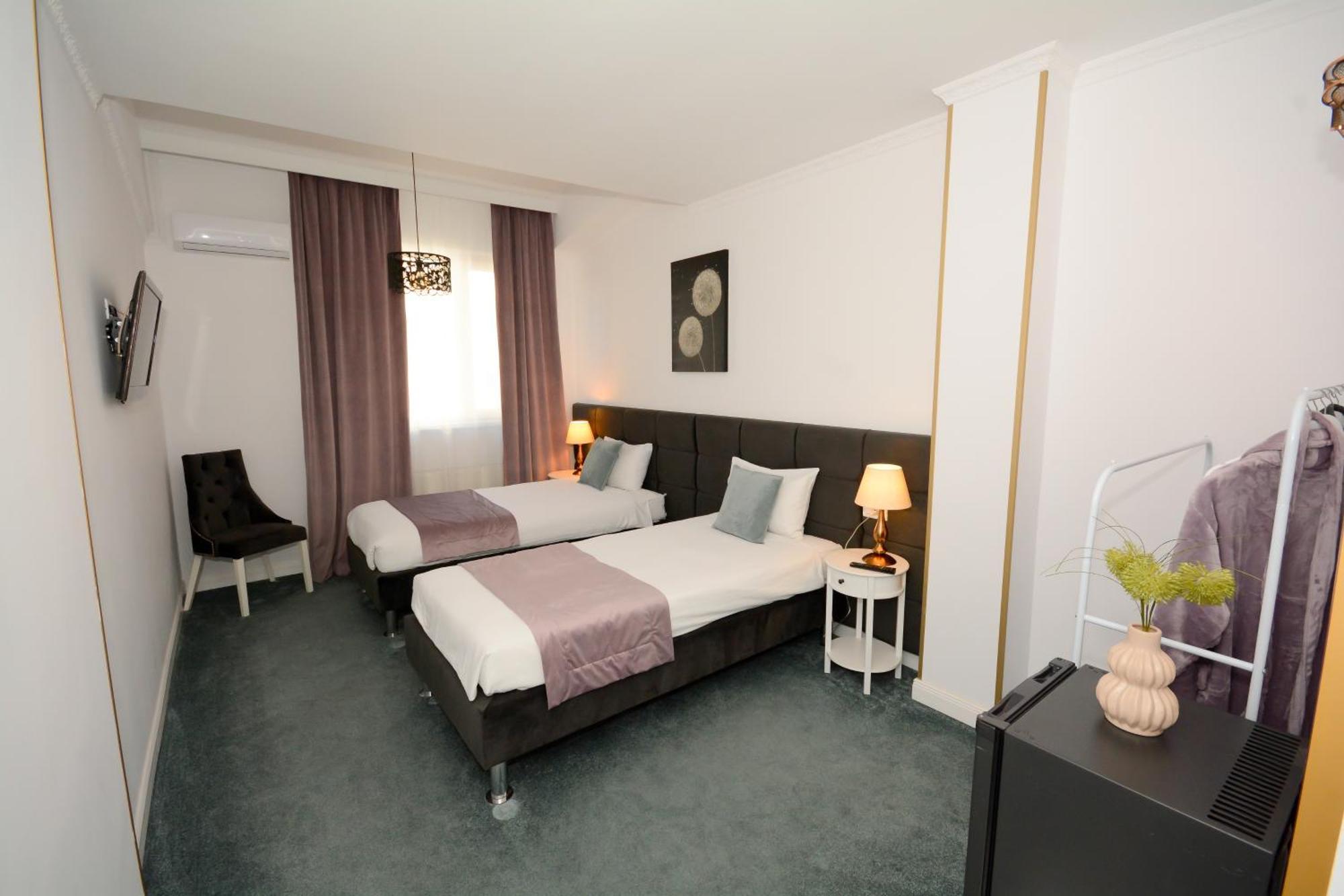 Hotel Andre'S Крайова Экстерьер фото