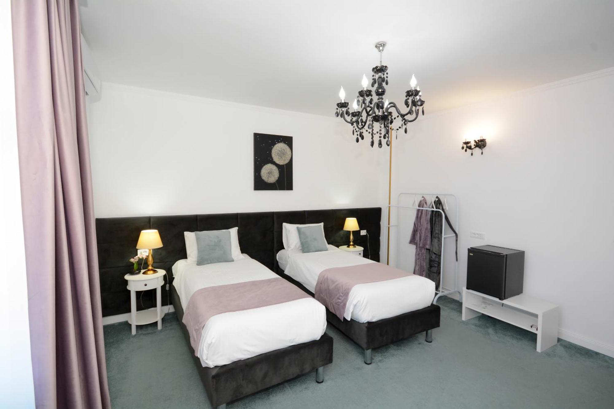 Hotel Andre'S Крайова Экстерьер фото