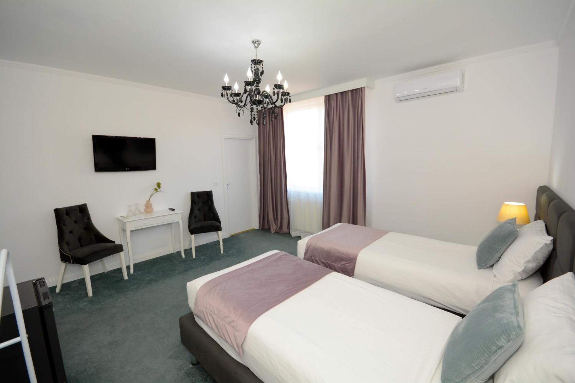 Hotel Andre'S Крайова Экстерьер фото