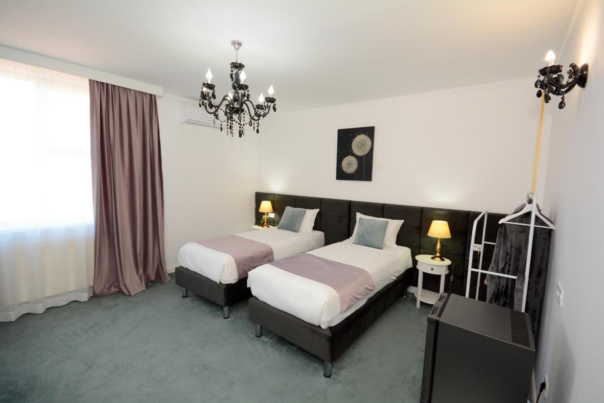 Hotel Andre'S Крайова Экстерьер фото