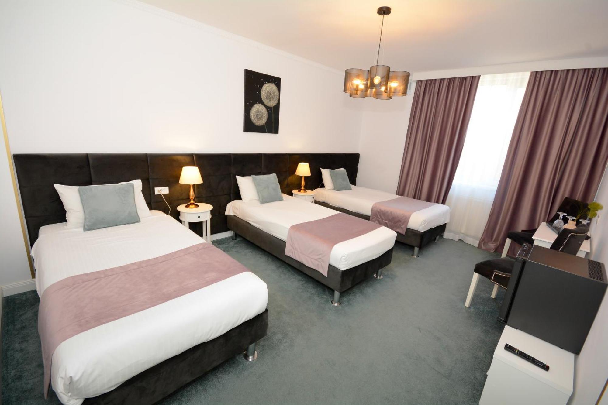 Hotel Andre'S Крайова Экстерьер фото